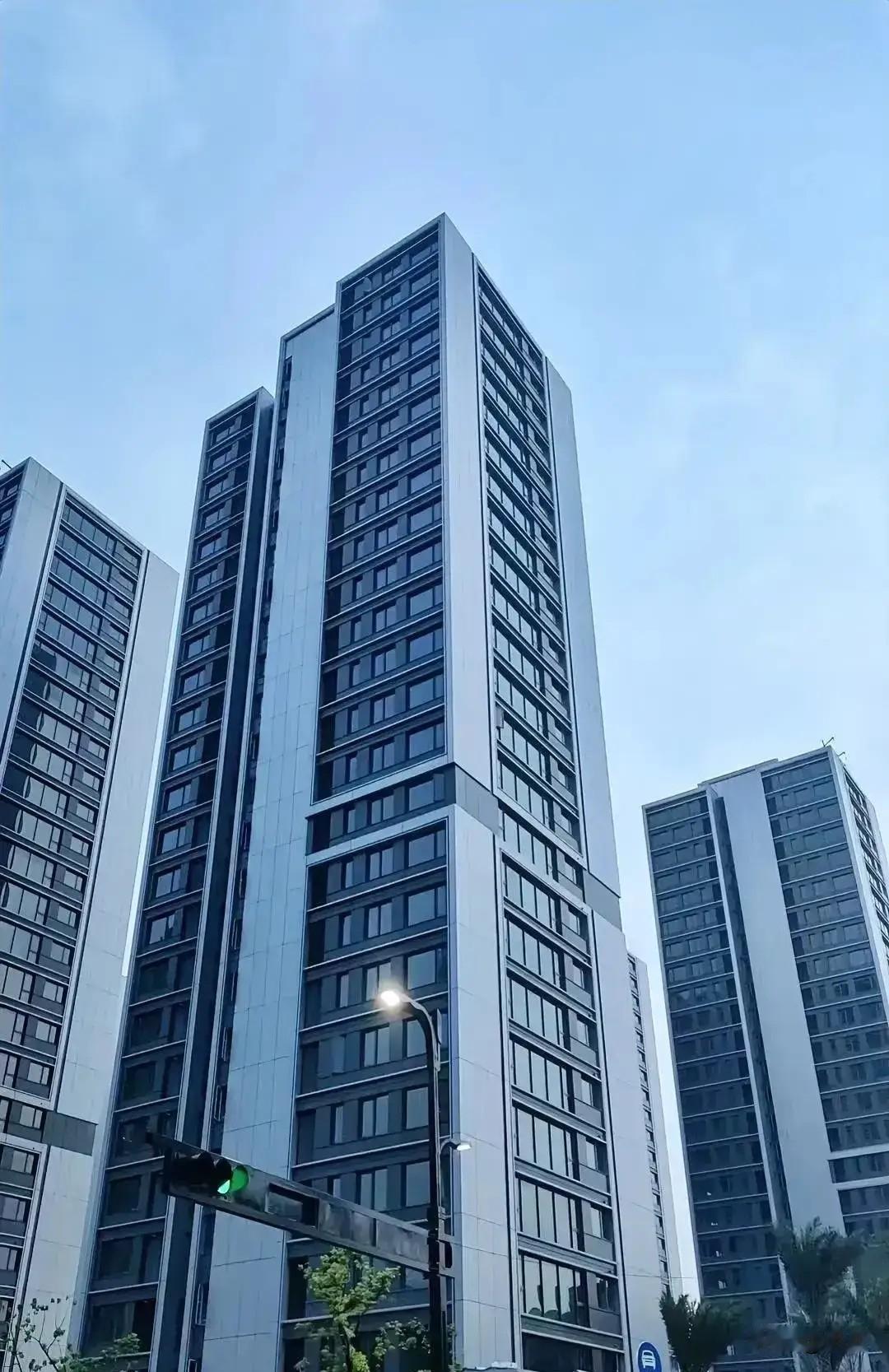 房价下跌，现在装修行业的老板都好卷啊！尤其是封窗的老板，真的太卷了！我有