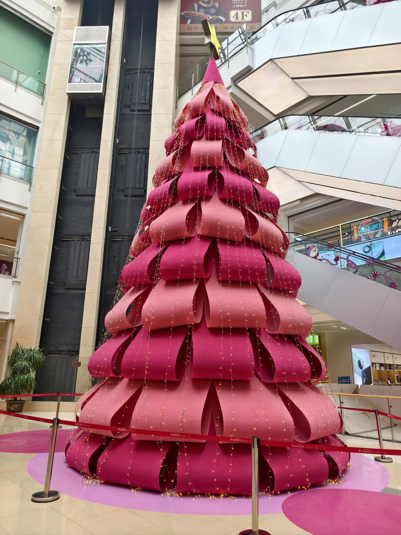 新加坡《联合早报》12月24日发文认为，圣诞节前夕，中国多地校园再次响起拒绝过洋