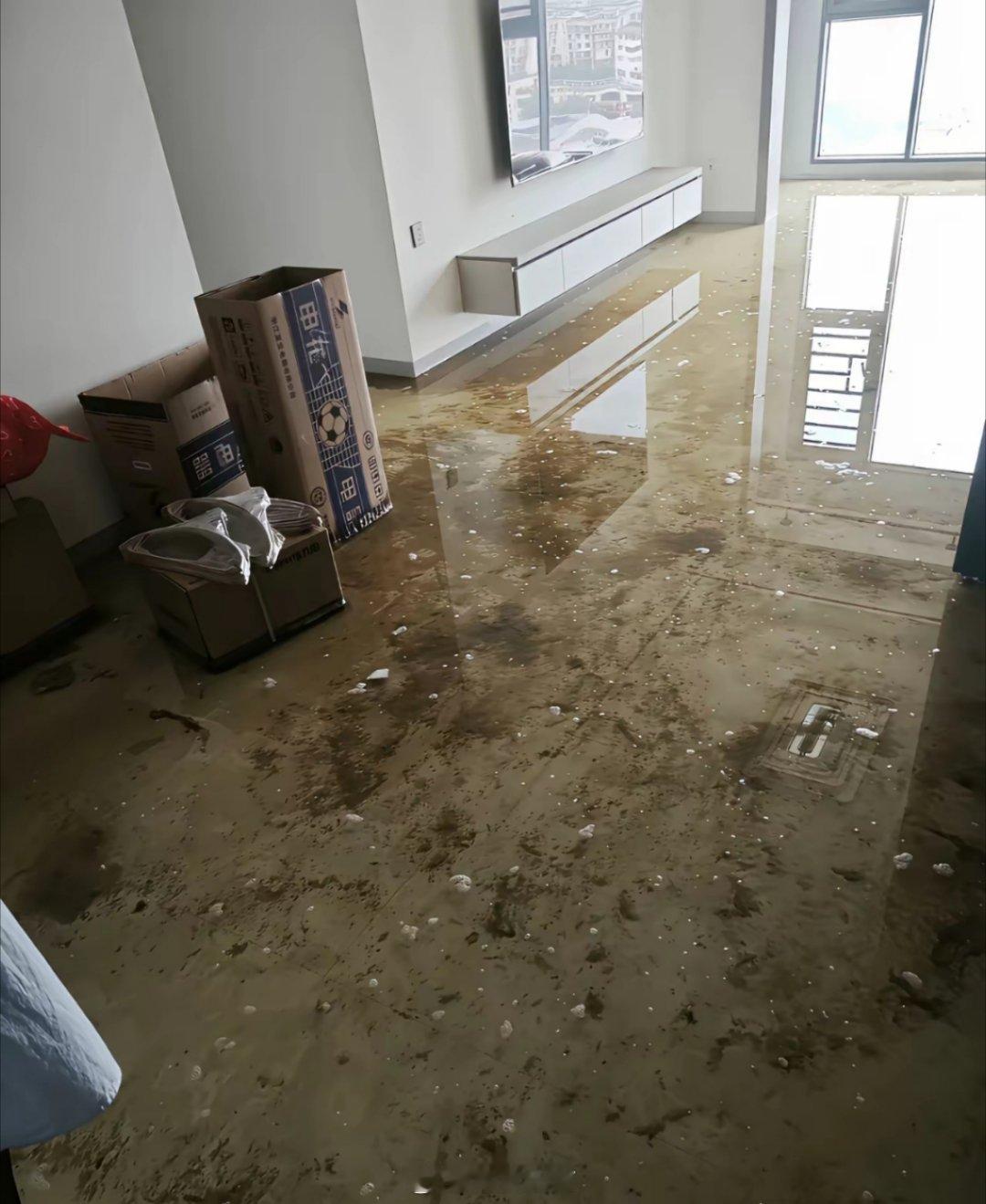 住了十多年的老楼，三楼邻居把全楼告了。起因是他家下水道堵了，污水倒灌，家里被淹。