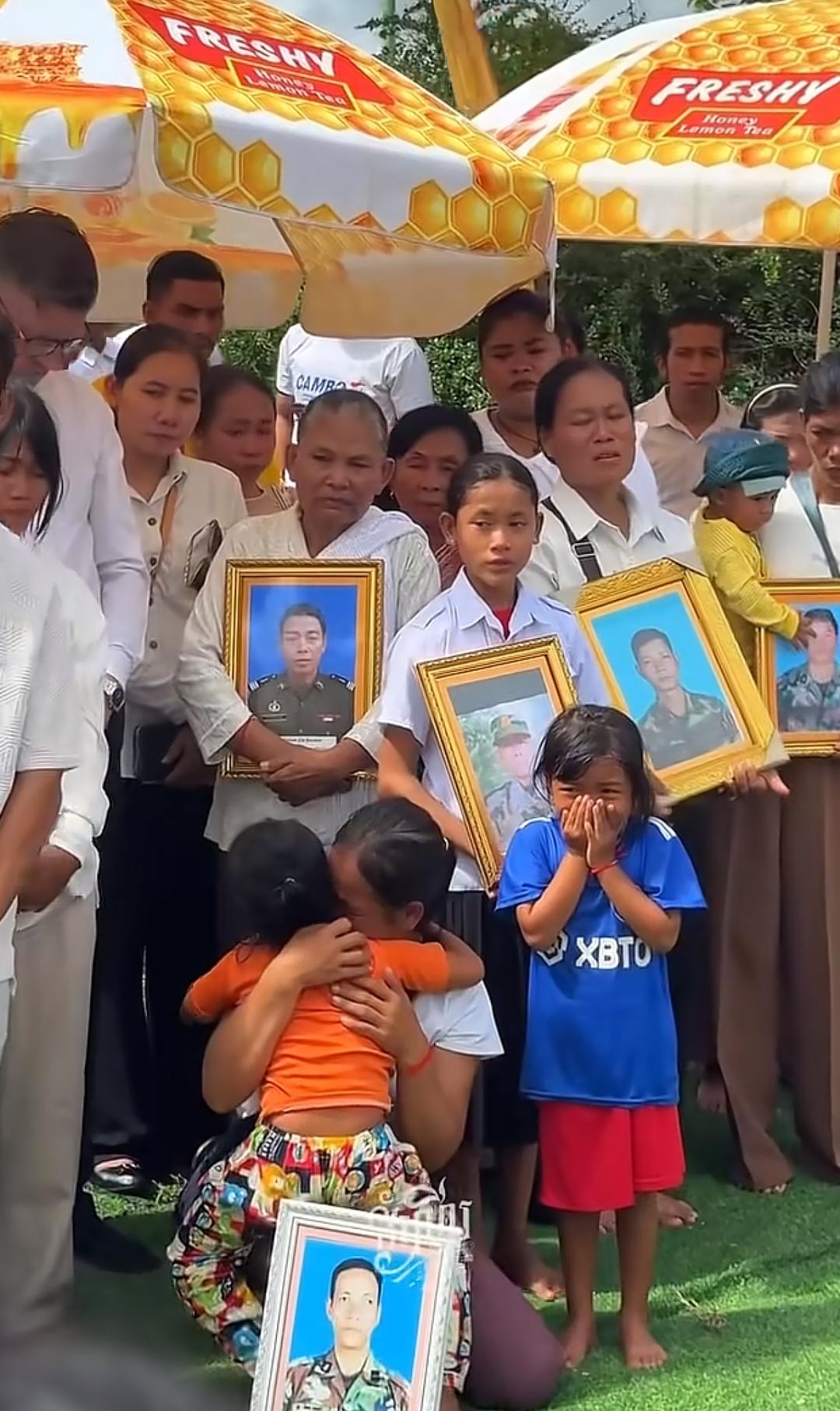 泰柬边境悲惨的哭声，三十多张年轻士兵的遗照被亲人捧在胸前，士兵大多来自贫困农村，