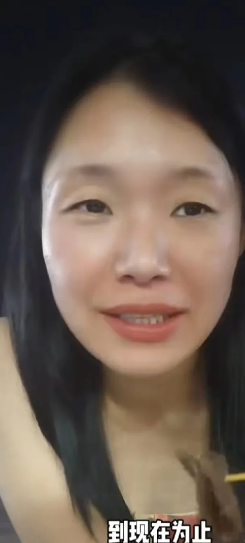 河南安阳，逆停阻碍交通近1个小时的女司机开直播了，还在和网友互怼，小心思被揭穿，