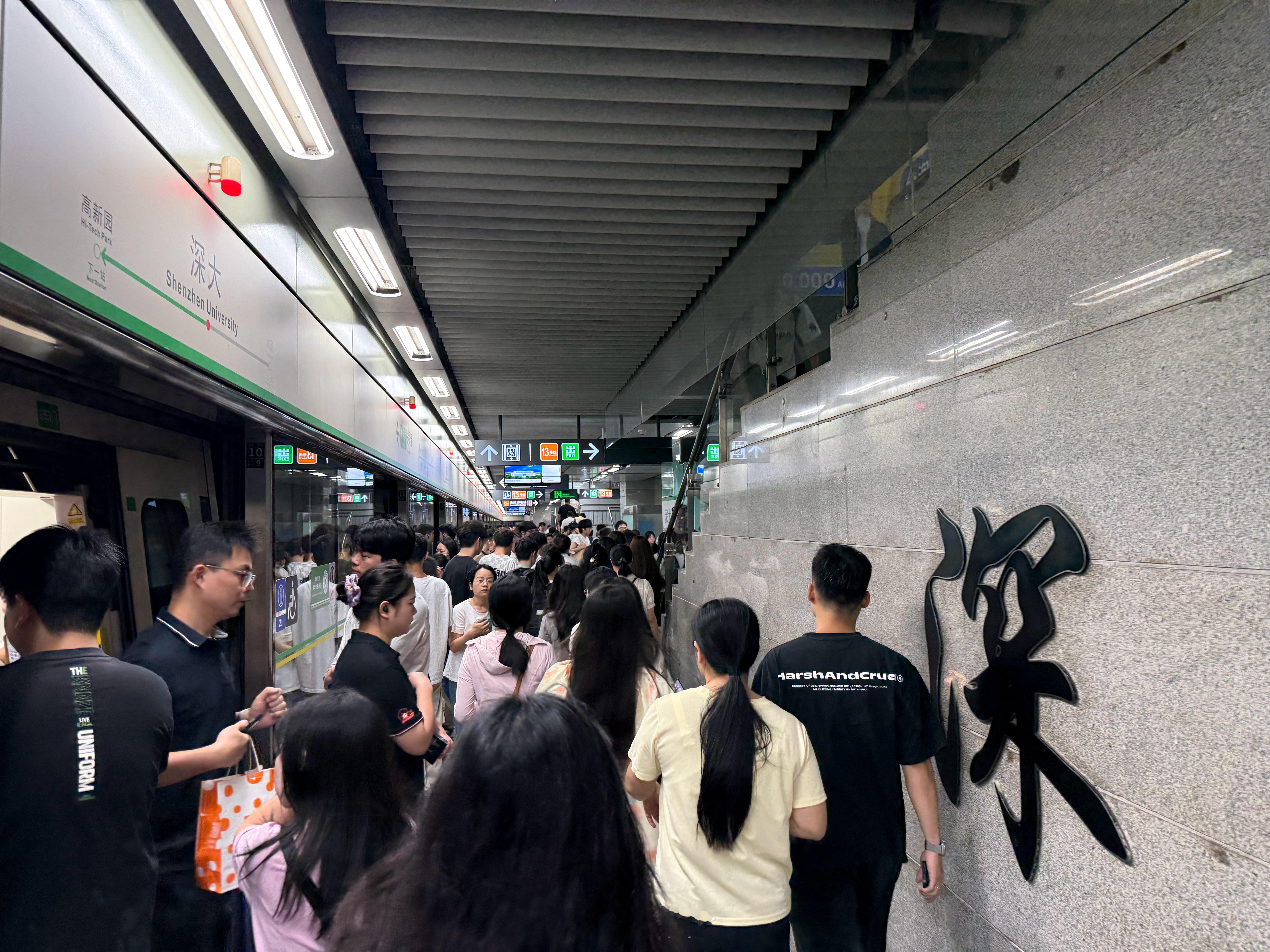 早安！作为千千万万安卓人中的一员开始早起搬砖了[笑着哭]​​​