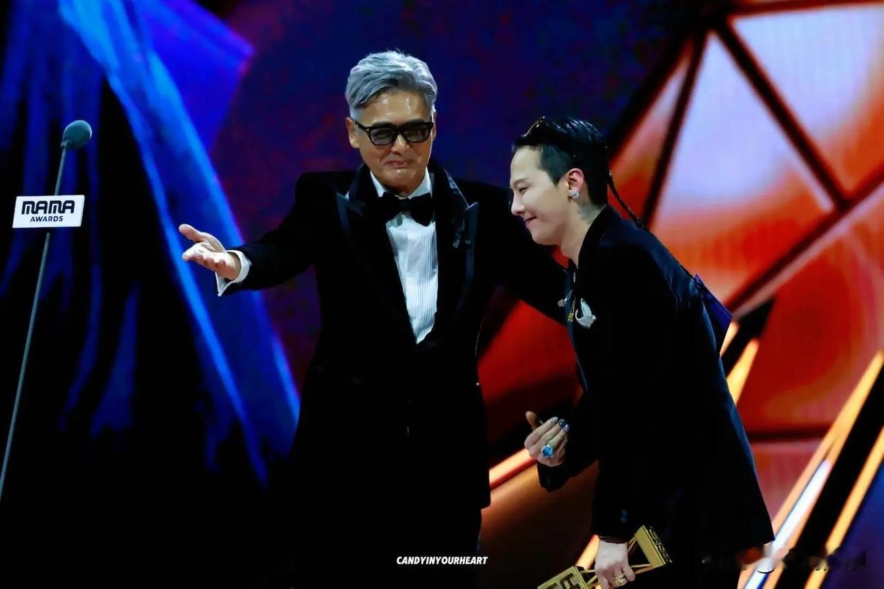 70岁周润发近照刷屏！周润发头发全白瘦脱相，却比年轻时更有气场，和权志龙同框