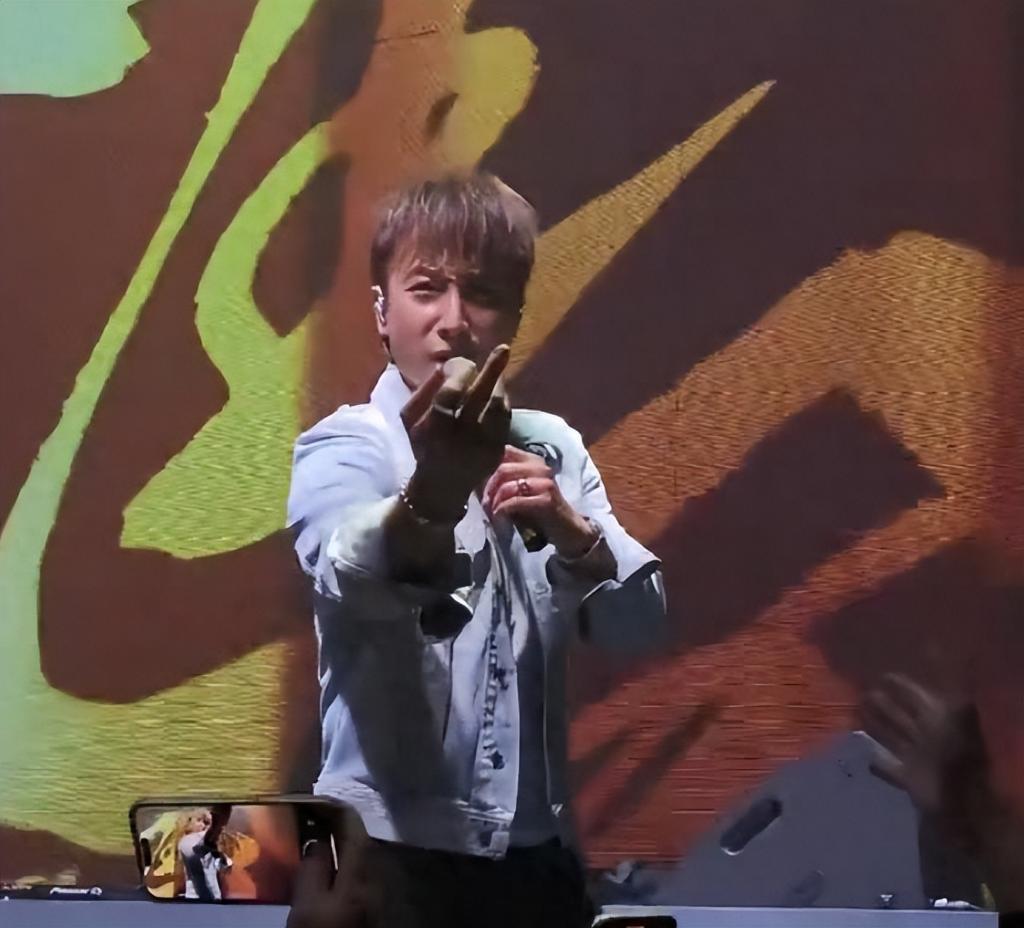 香港老牌男歌手，居然在万人演唱会上，当着所有观众的面，毫无预兆朝台下怒竖中指！