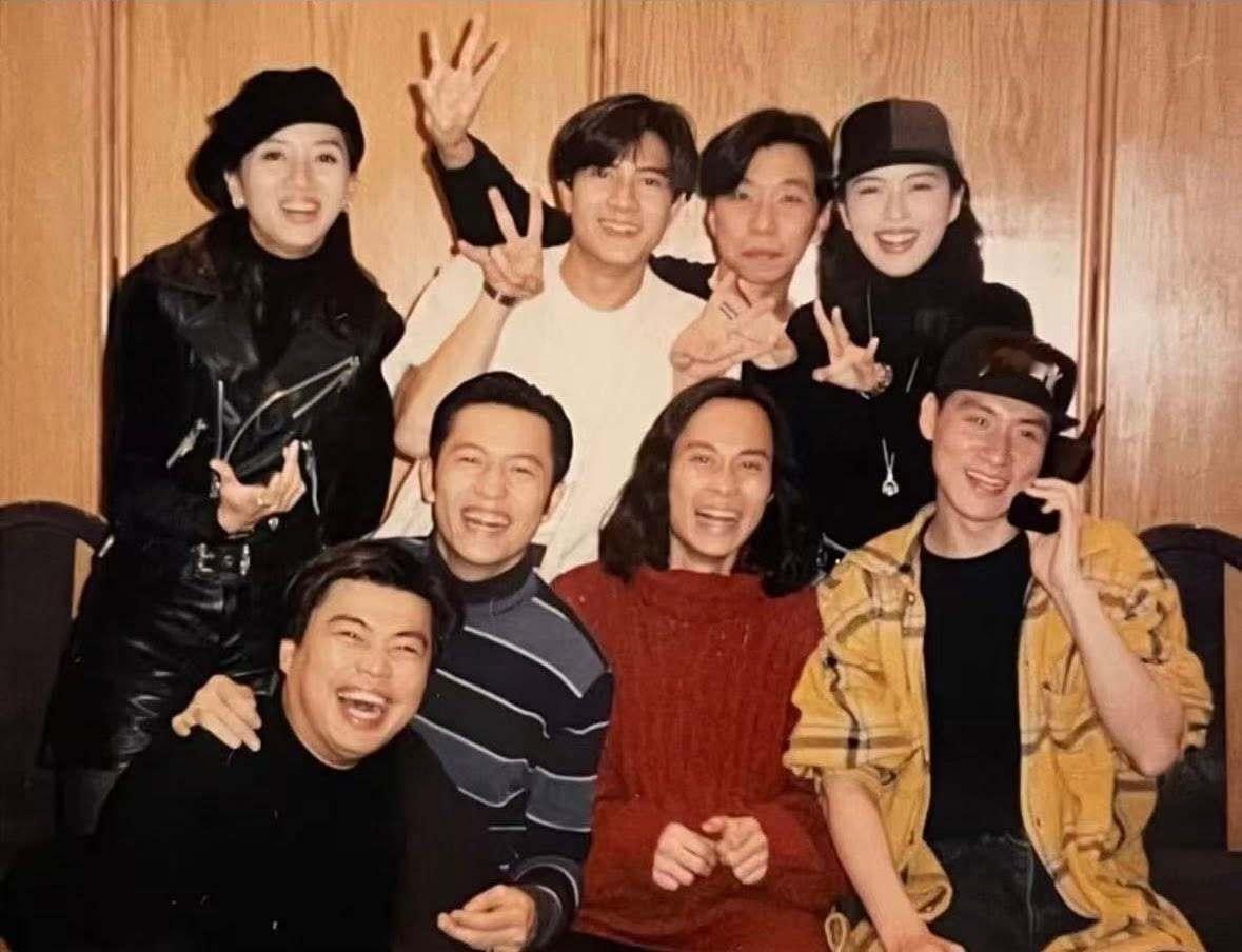 最近草蜢开演唱会，请了张学友、郭富城等嘉宾，再看这张经典大合照，令人唏嘘。