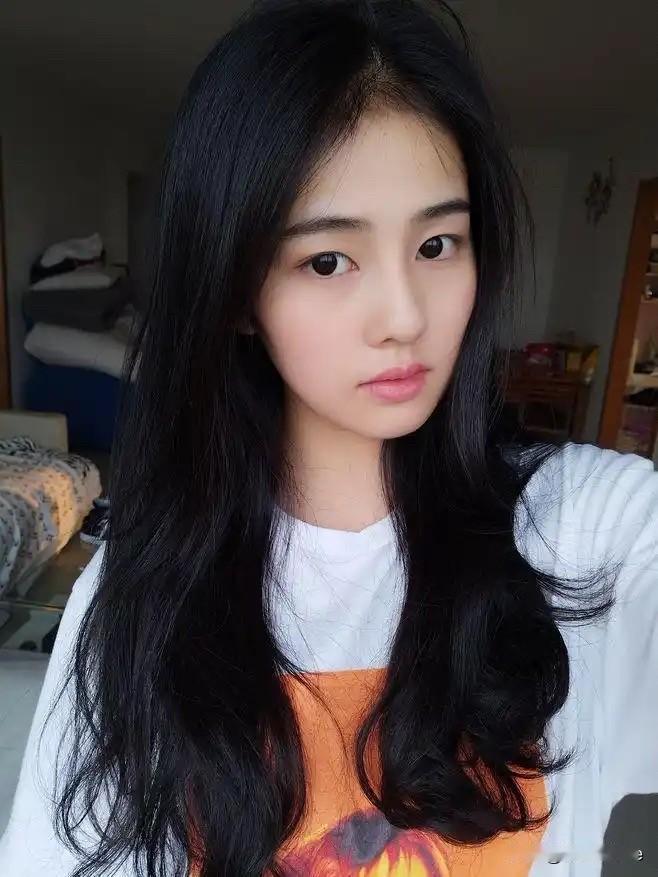 6月12日，网友真厉害！连白鹿母校2018年发文都挖出来了，上面写着白鹿2010