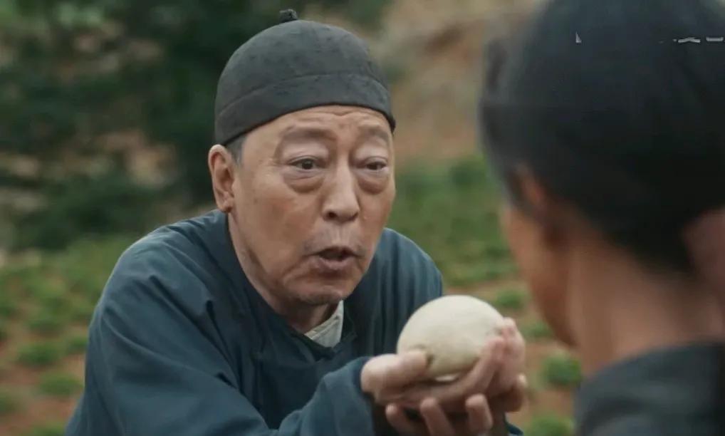 《生万物》第24集预告，银子家里实在过不下去了，她爹就去闯关东，可根本就没走到关