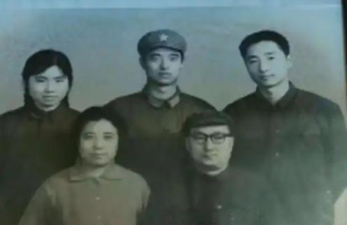 1973年，“黄世仁”陈强提着两瓶好酒，来到“喜儿”田华家，求田华，“田华啊，你