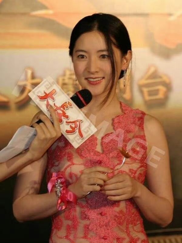 气质真的可以盖过一切穿这么艳的裙子也不会觉得俗气（李英爱​​​​