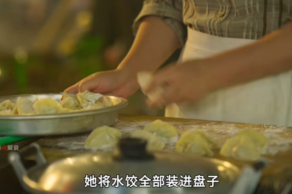 富人拍穷人系列又出新笑话了[笑着哭]马丽演的《水饺皇后》，有一个引人不适的情节，她