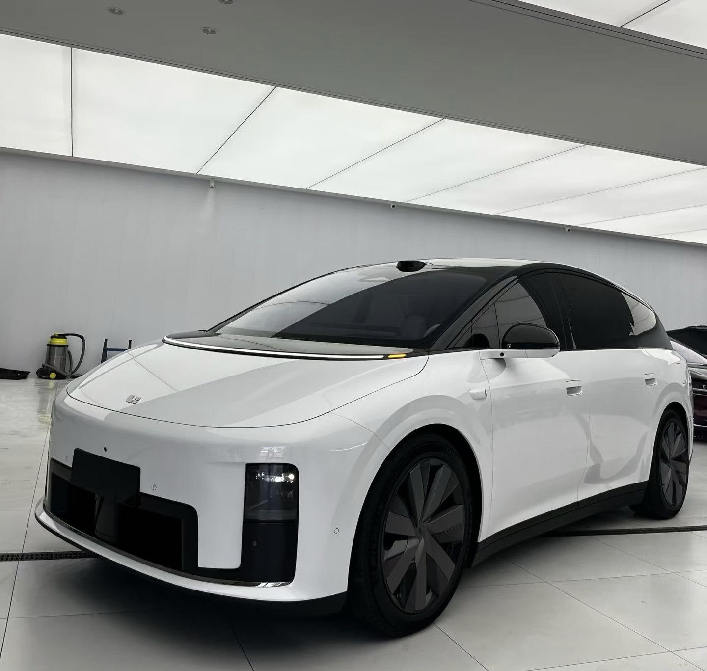 理想i6，纯电大五座SUV，性能底子很扎实。全系87.3度5C磷酸铁锂电池，800V高压平台，后驱C