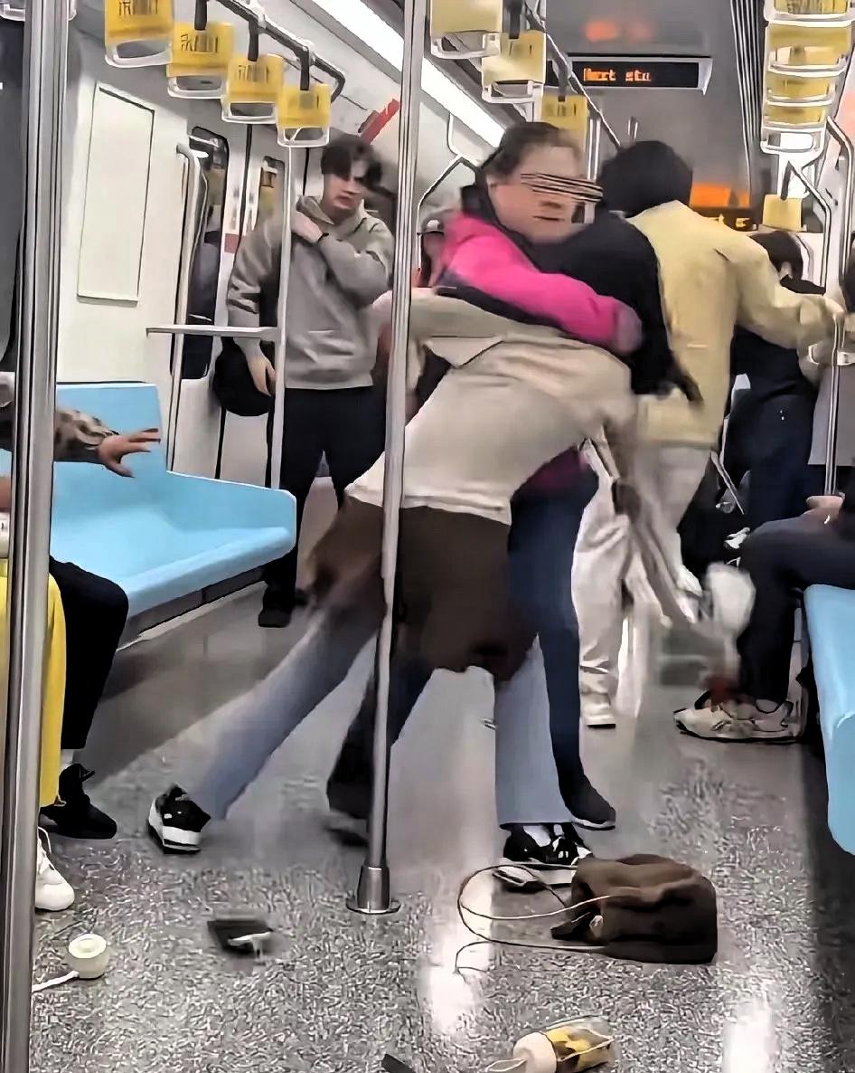 上海地铁这一架，打得好！不是因为支持谁打赢了也不是因为终于有人敢还手了，只是