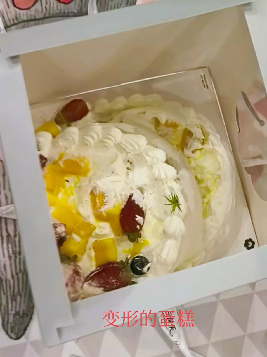 感动！黑龙江，外卖小哥送蛋糕移位变形，提出赔偿。突然，女子问女儿:“姑娘，这个