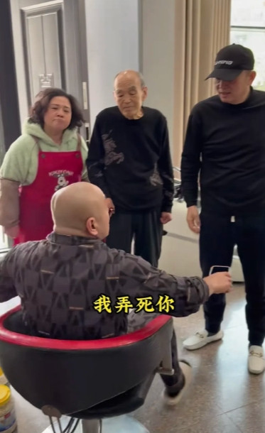 老爸对着正坐在椅子上看手机的儿子说道：“儿子啊，你可娶了个好媳妇。”儿子问：“怎