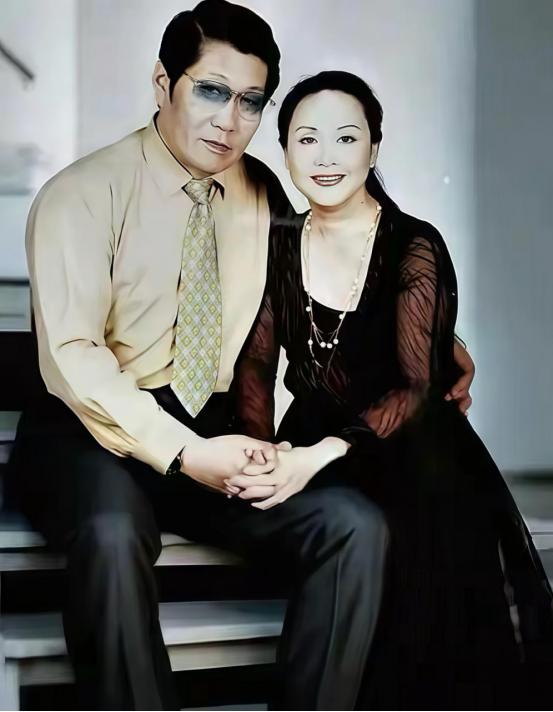 下图是李谷一和丈夫肖卓能（开国大将萧劲光的儿子）的一张合影，摄于90年代。李谷一