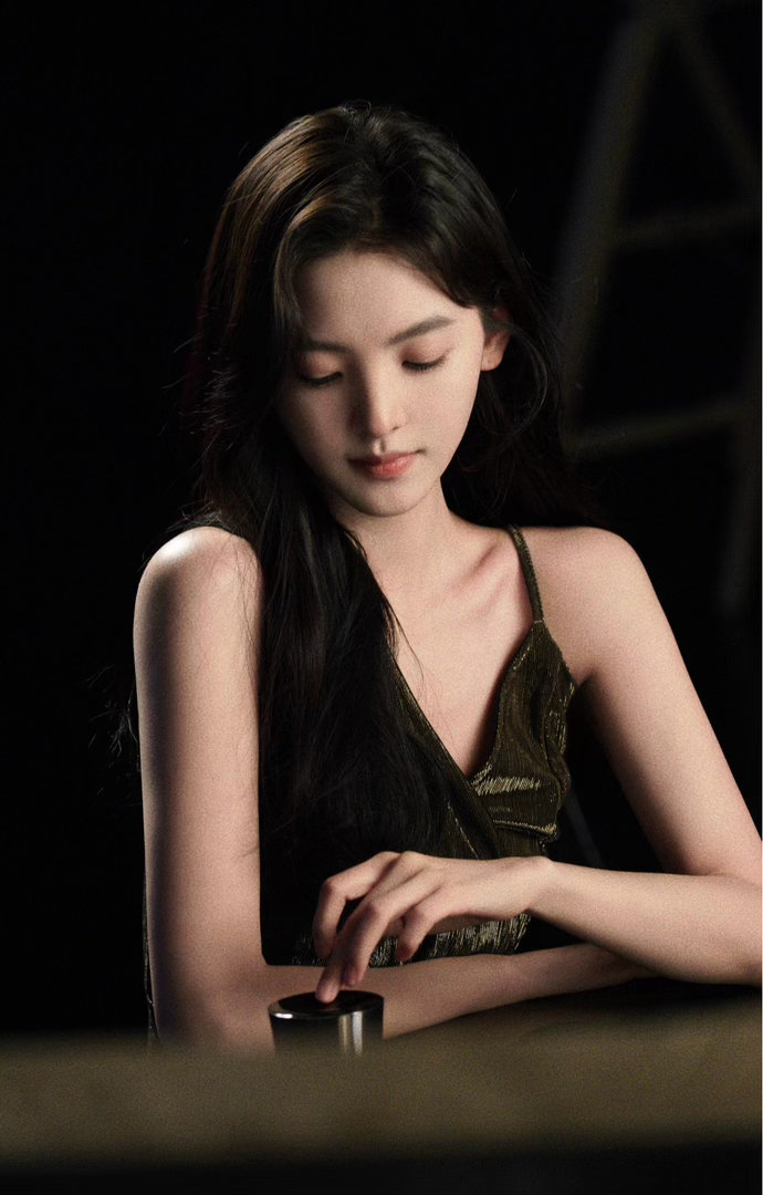 章若楠一朵鲜花踩在牛粪上好美的人但是这件事是不是过于搞笑了​​​