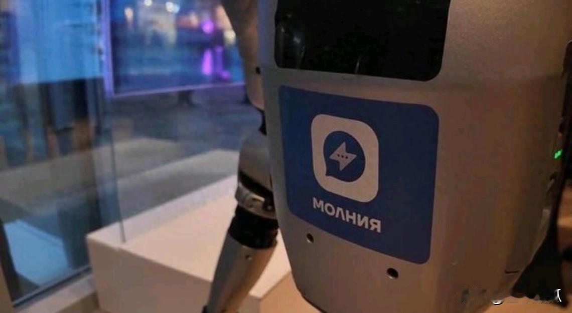 俄罗斯想明白了，用西方的社交软件等于巨大的漏洞。中俄合作即时通讯软件“闪电”（M