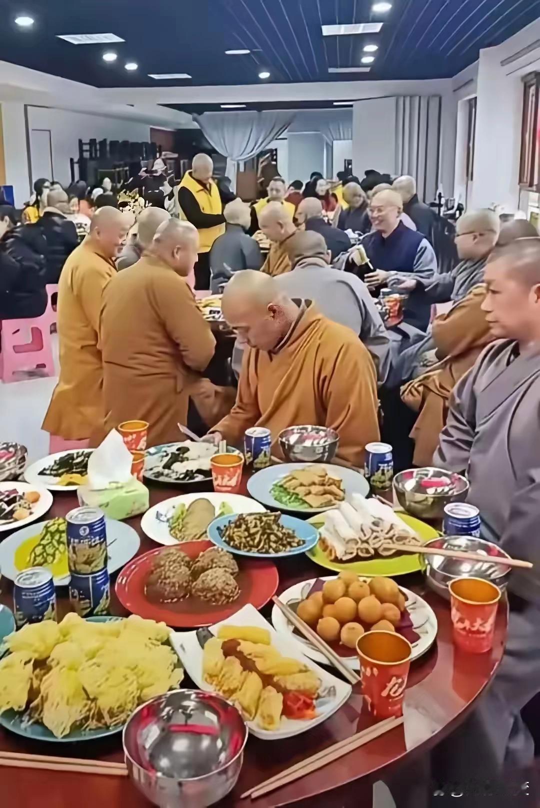 这一桌子的菜你喜欢哪个？[赞]