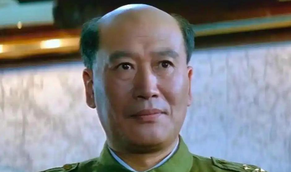 等什么？等李宗仁从堂屋里走出来，手里捧着个木匣子，满面笑容地说一句："兄