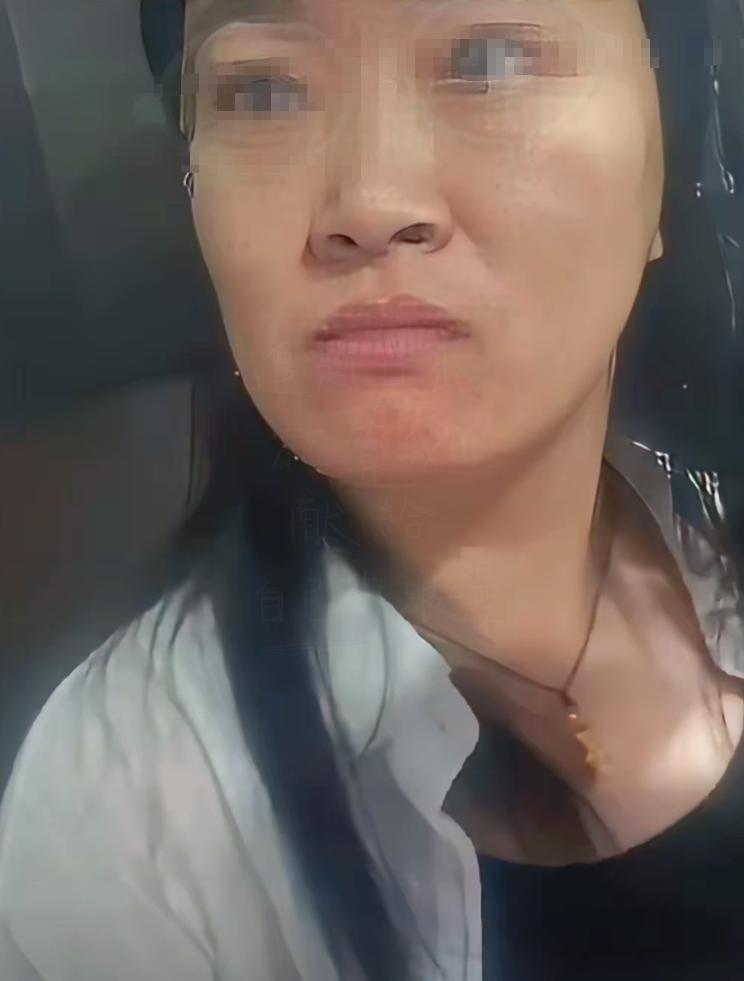 电梯口角，一句“没本事才送外卖”，然后她丢了工作。石家庄一位高三化学老师，因为一