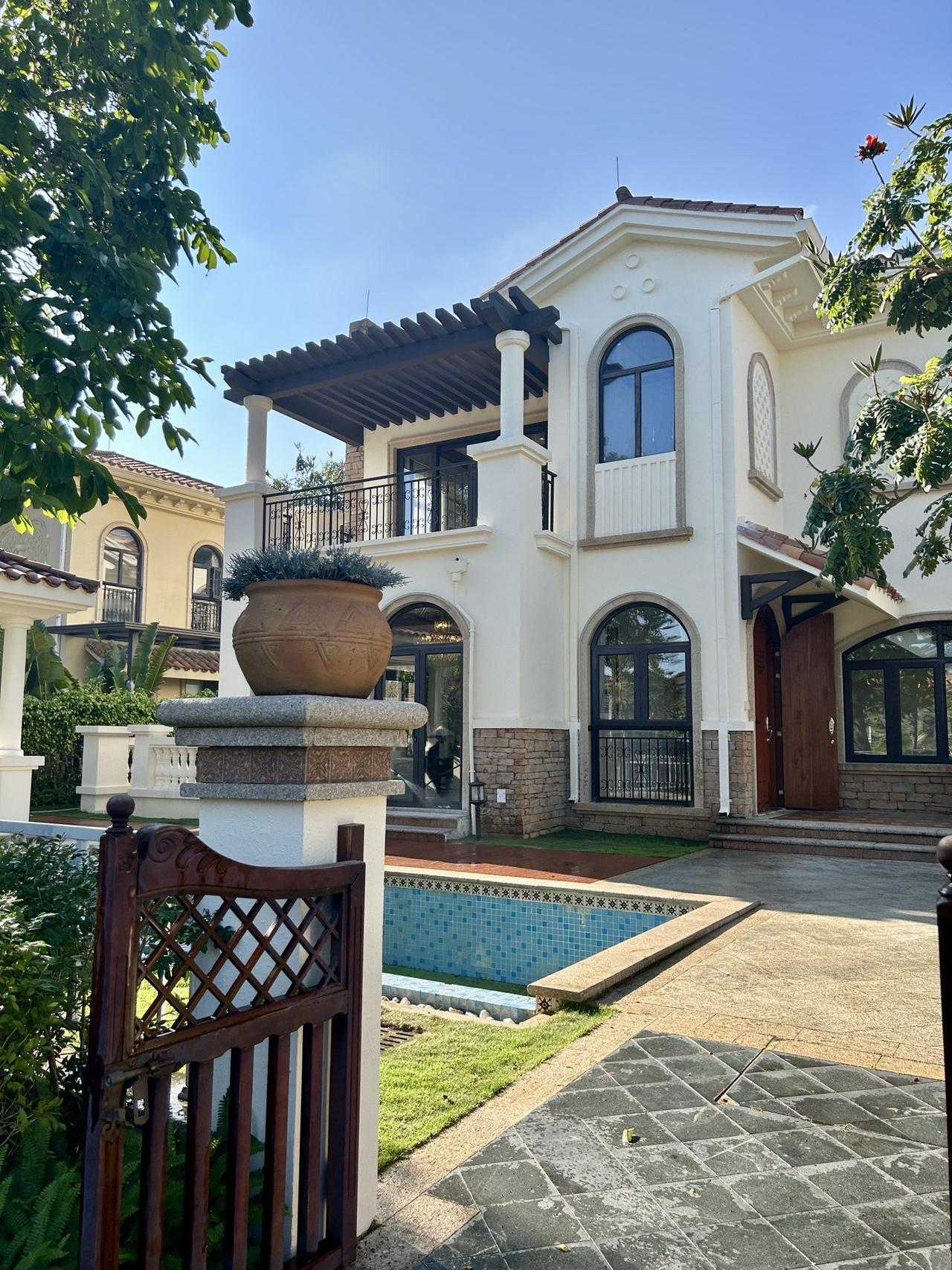 欧式装修的外观酷似城堡，看了第一眼就爱上了，102平的独栋别墅，独门独院的，前有