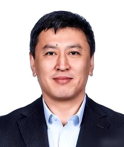 说真的，我老琢磨王世龙扶雷蒙那一下。都夸他人好，我看到的却是一丝成年人的心酸和