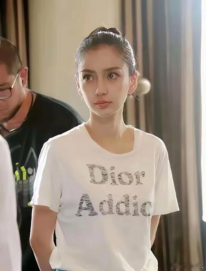 杨颖的颜值真的太能打了！五官精致到无可挑剔，不管怎么拍都好看，颜值全程在线超吸睛