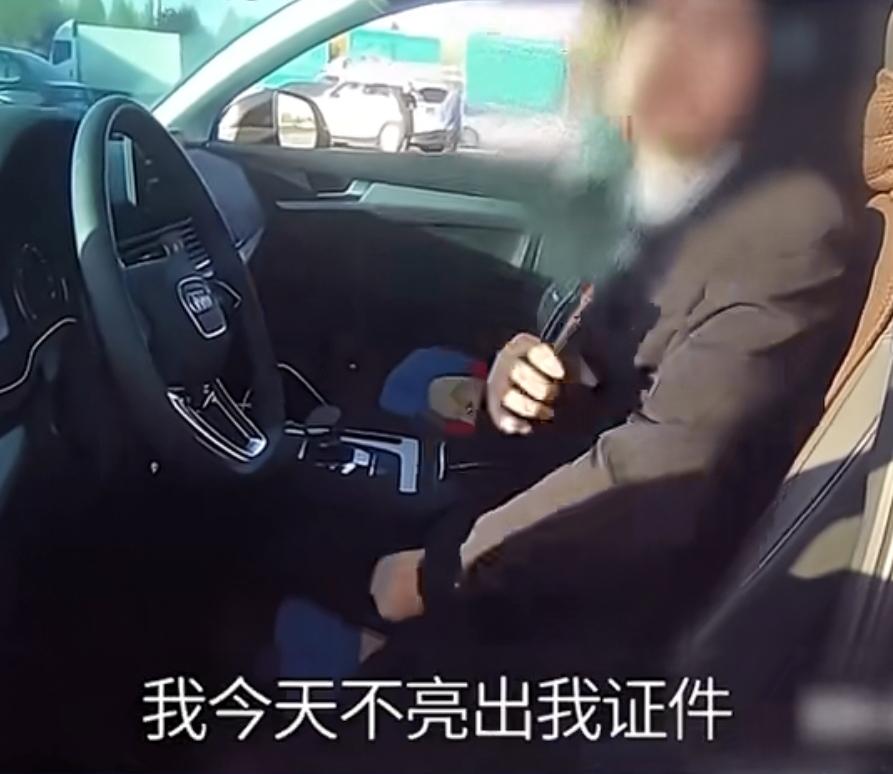 河北一女员工无证驾驶老板的车戏精上身拒不配合检查，副驾驶的老板心疼员工怒怼交警：