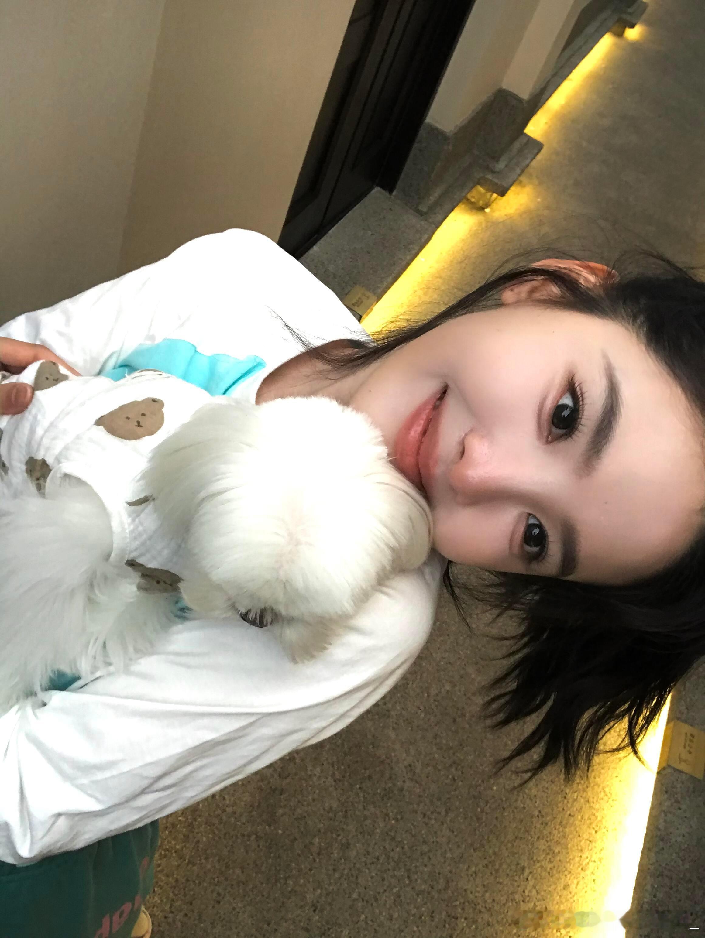 章若楠zrn章若楠想把你和时间藏起来“红尘是大梦一场，而你是梦醒后的
