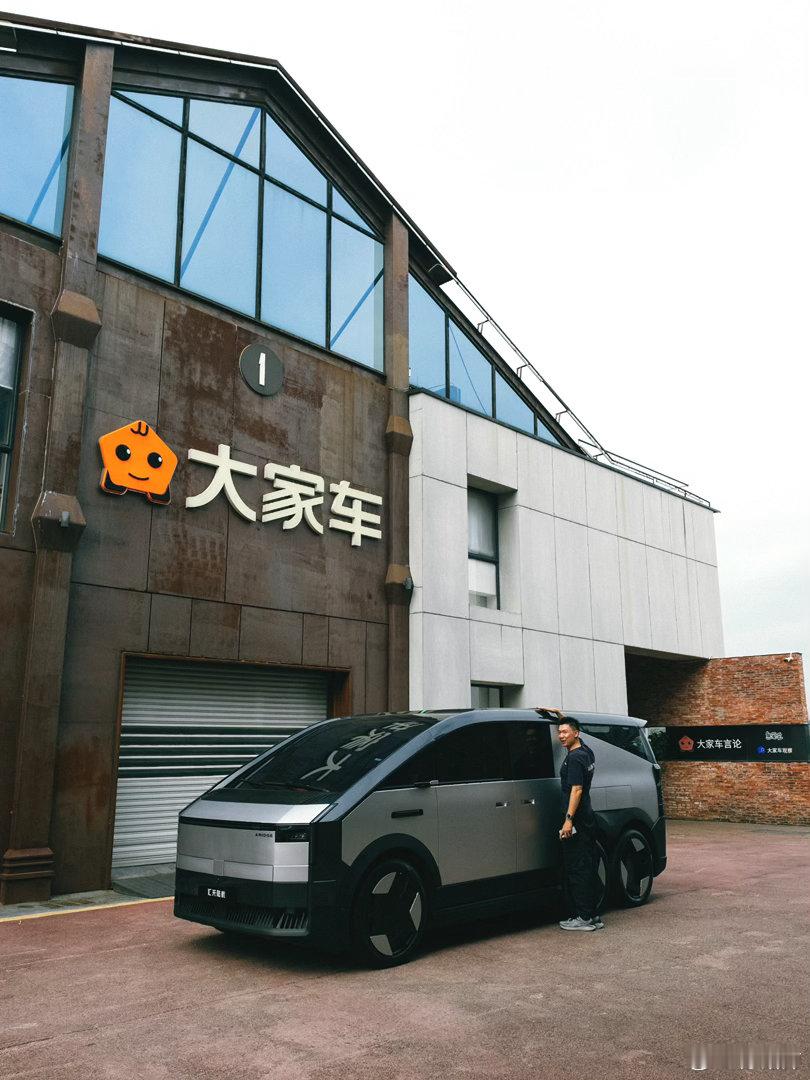 这台车显得我好小只200万选CyberTruck还是陆地航母