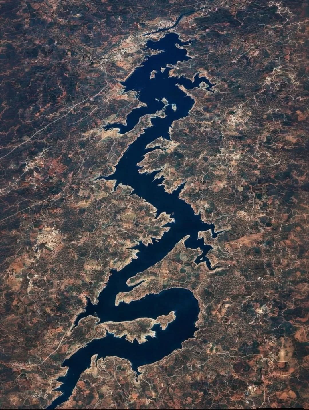 从太空看到的著名蓝龙河从葡萄牙上空的轨道上看，蓝龙河蜿蜒流淌，宛如一个活着的传奇