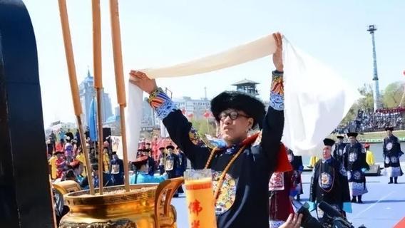 大清已灭亡100多年, 而乾隆7世孙仍穿龙袍祭祖, 家里金碧辉煌