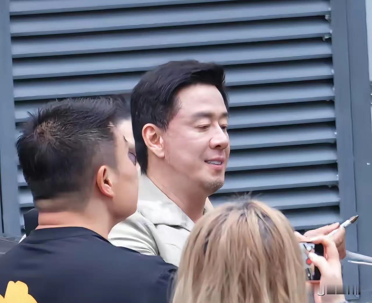 杨坤现在看着是真别扭，唱歌辨识度本来独一份，非要过度医美把脸部填得僵硬浮肿。人到