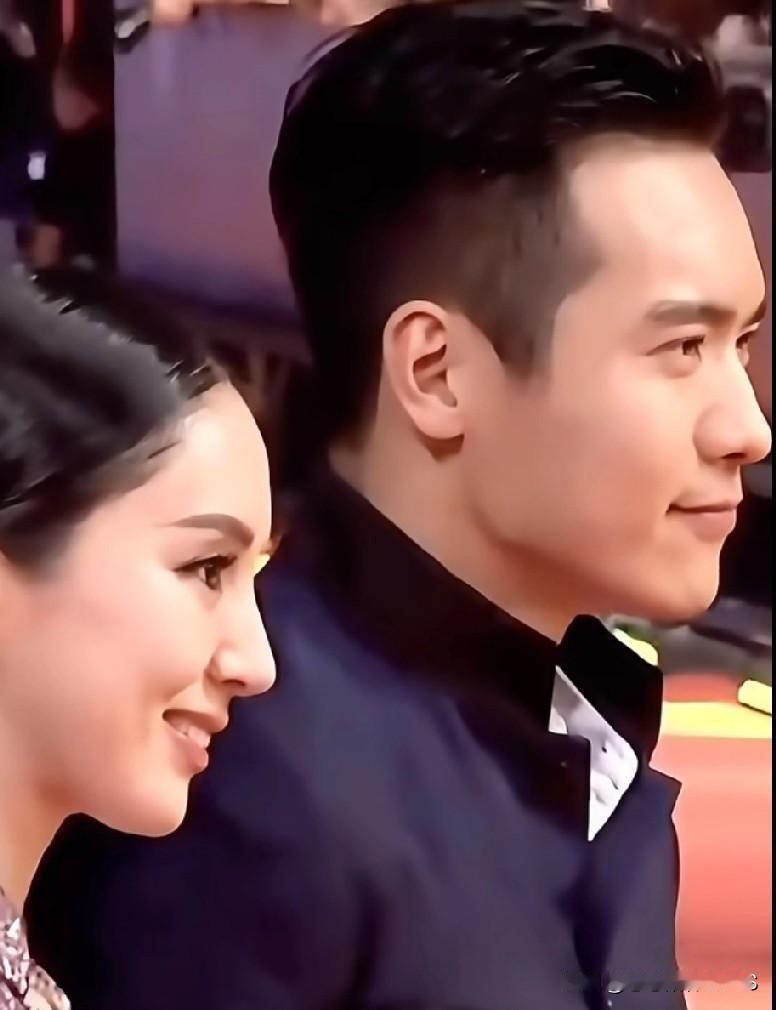 董璇和高云翔曾是一对养眼神仙眷侣。经历风雨后，董璇把重心放在抚养女儿小酒窝上，眉