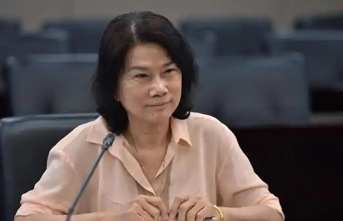 董明珠给离职的员工打电话：“你干多久就离职了？”离职员工：“半年多一点。”董明珠