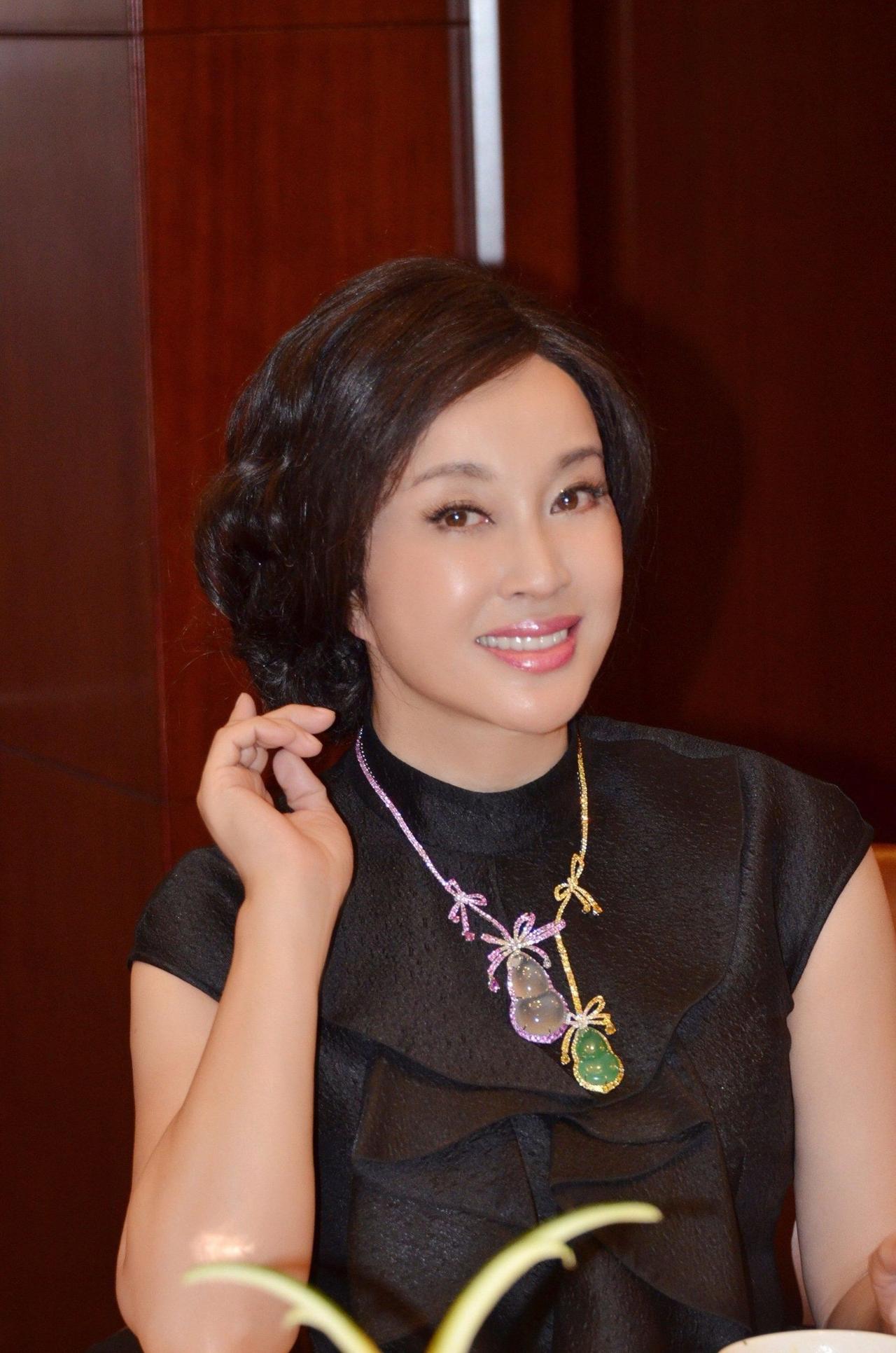 75岁刘晓庆，活出了“逆龄”的真正含义刷到75岁刘晓庆的近照，真的被惊艳到了