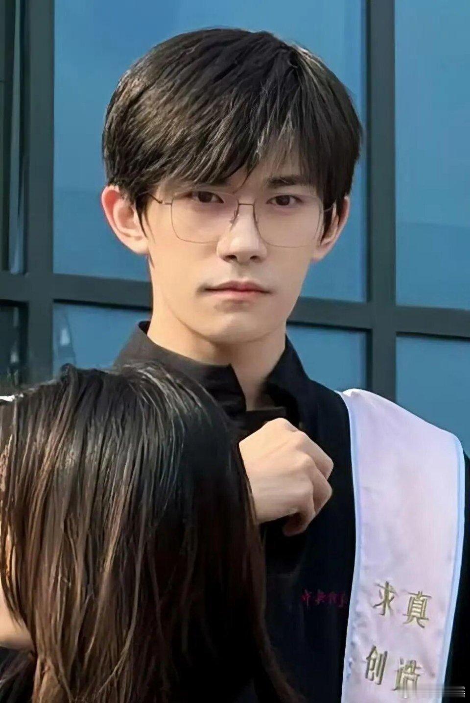 暖哭！千玺补三年毕业典礼，师妹求合影秒凑上前，塞小礼物太宠了​​​