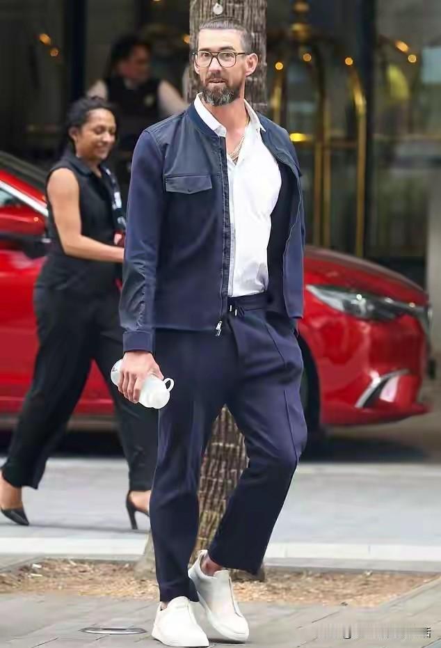 飞鱼菲尔普斯状态又回来了。40岁的他最近参加活动，身体状况明显好转，打扮的像个