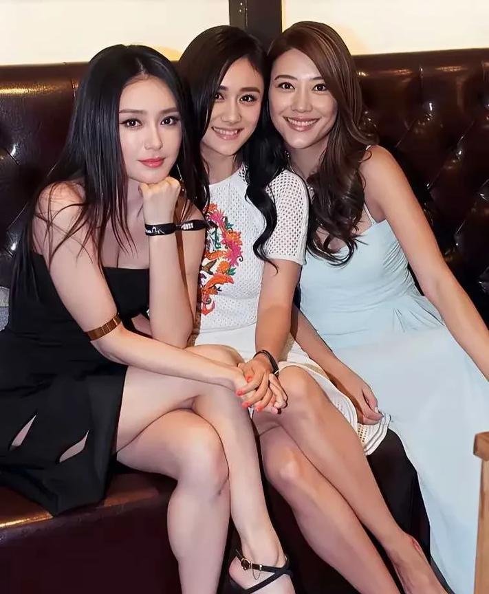 应采儿，刘芸，秦岚这三个女人的装扮如今真的很少有女人这样打扮。这三个女人如今