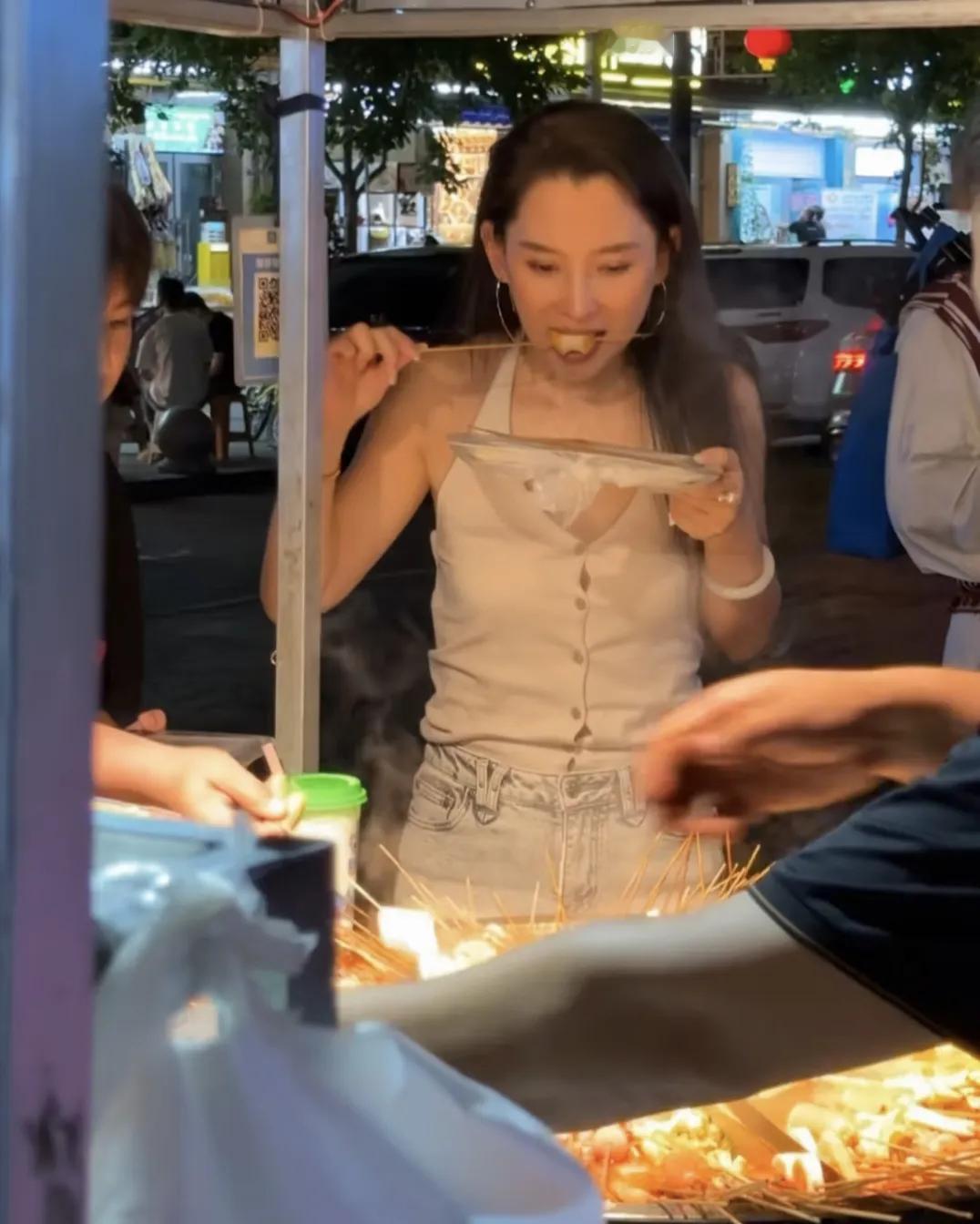 汪峰的女友森林北在大巴扎逛夜市，她的气质太好了，一头长发飘飘，皮肤白皙，比很多女