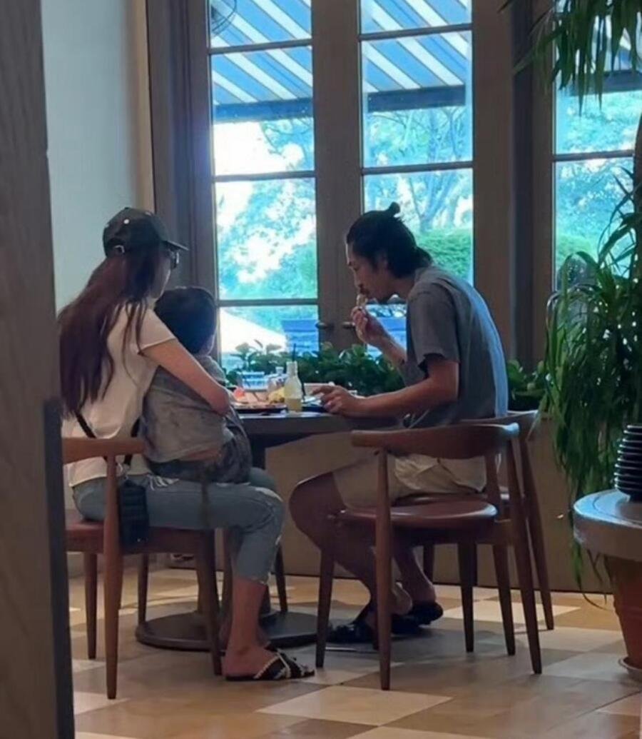 51岁林志玲穿拖鞋抱娃喂饭！4岁儿子黏到离不开，丈夫黑泽良平专注自己吃饭，一家三