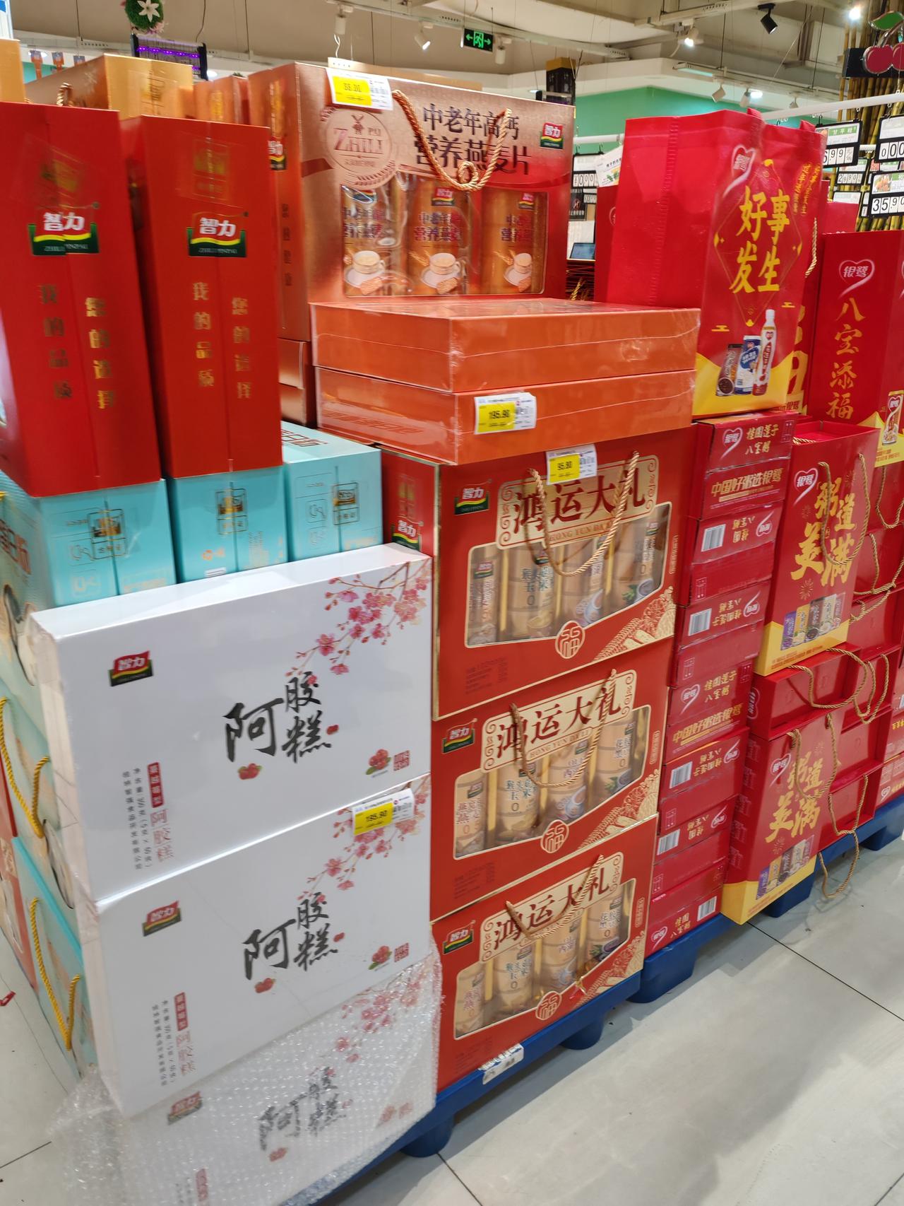 失算了！我楼下便利店老板鸿哥说他怎么都没想到今年春节会是这个情况。腊月中旬，他