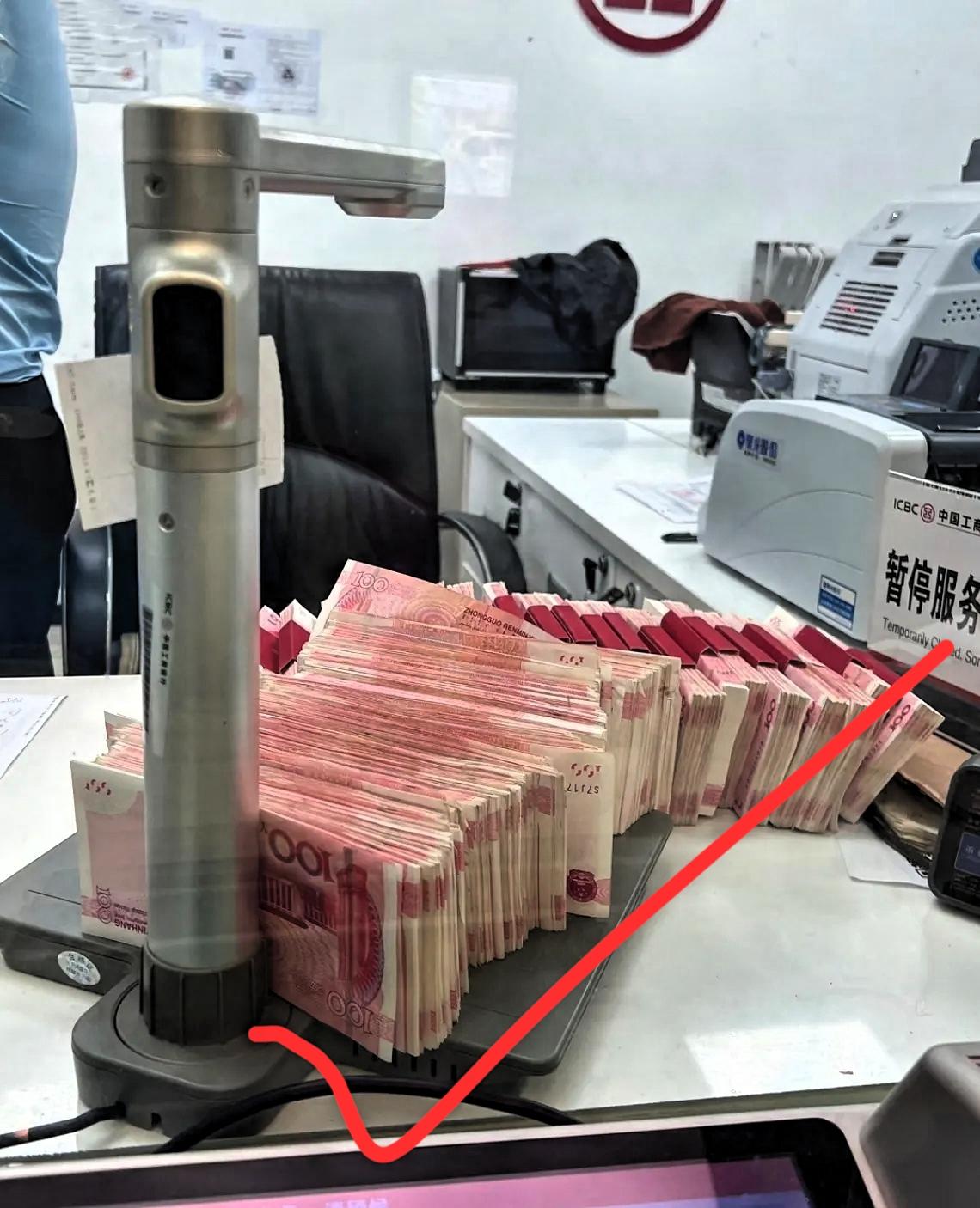 奉劝大家一句，在银行有存款的人，几万就算了，只要超过20万就一定要​重视起来