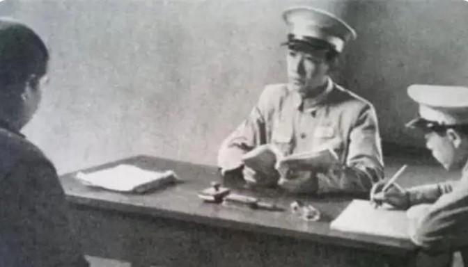 1953年，云南一个医生和人打牌时输红了眼，脱口而出：“我当过红军军长，你拿什么