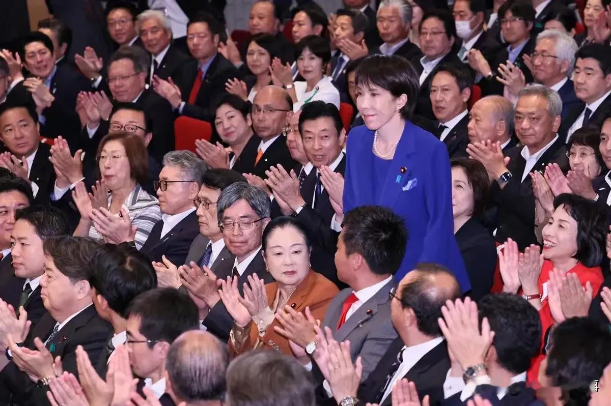 为何说日本开始撕裂了？你别不信，高市早苗惹大祸，他鼓吹要出兵台海，彻底惹恼了