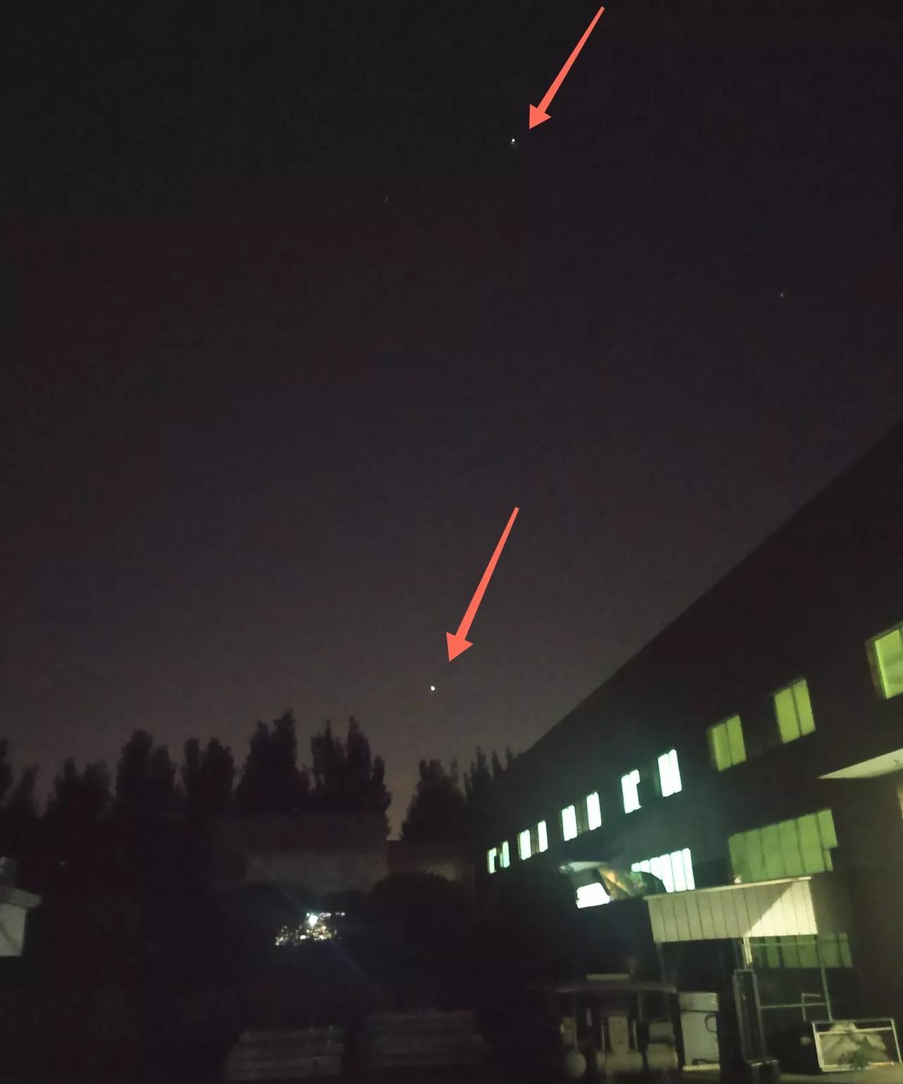 图片中是两颗星，下方是金星，也叫启明星，上方的不知名。我最初看到上方这颗星时，它