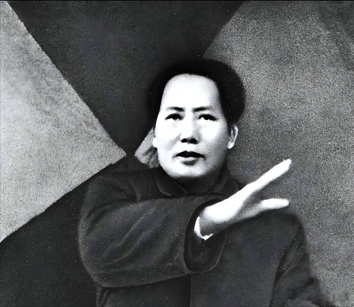 毛主席：“革命者必须在战略上，在全体上，藐视敌人，敢于同他们斗争，敢于夺取胜利；