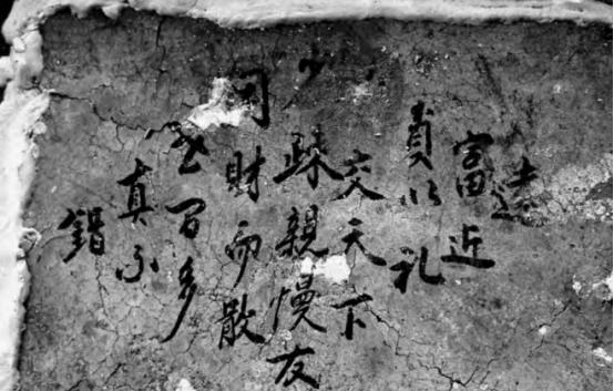 1971年4月4日下午，一位妇人在准备挪开床打扫房屋时，因动作不够利索，导致床上