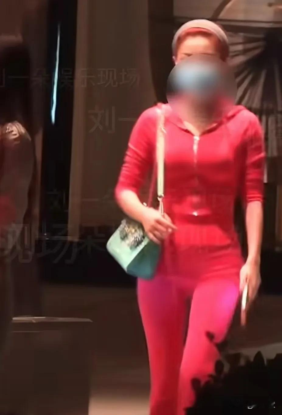 难道就没有人出来质疑包贝尔的眼光吗？视频中女子身穿玫红运动套装，背着蓝绿包包，