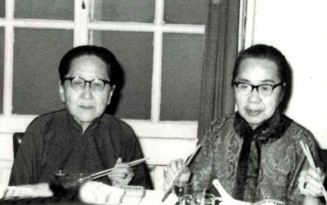 1928年，张学良回奉天给父亲张作霖奔丧，见五姨太张寿懿跟没事人一样浓妆艳抹，心